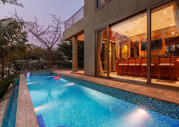 The Blue Horizon By Stayvista: Beachfront Villa with Pool and Games Alibag